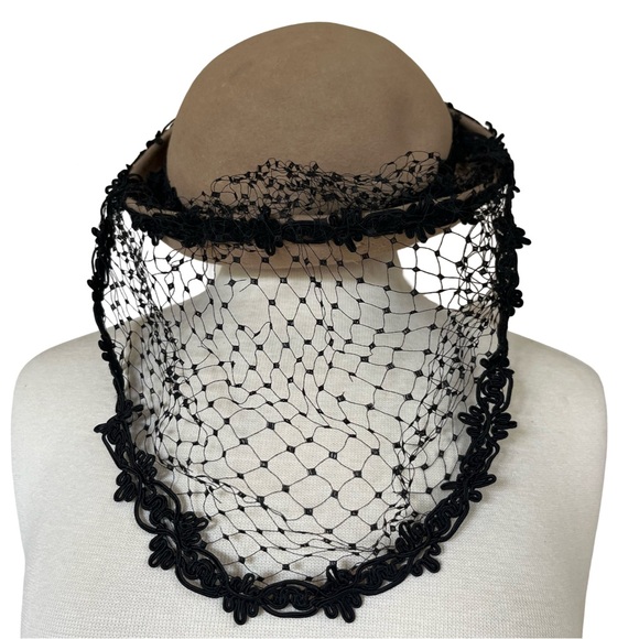 1940s Millenary Creators Guild Merrimac Fur Felt Camel Hat w/  Black Lace Veil - Picture 1 of 11